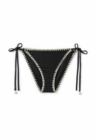 Czarne bikini dolne z teksturowanej tkaniny, ozdobione białym wykończeniem w zygzaki. Posiada regulowane wiązania po bokach dla indywidualnego dopasowania.
