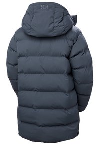Tmavě modrá péřová bunda s odnímatelnou kapucí, prošívaným designem a jemným povrchem. Výrazná objemnost pro izolaci a teplo.