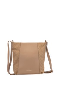 Beige axelremsväska med vävd textur på ena sidan, slät material på den andra, justerbar rem och diskret varumärke längst ner.