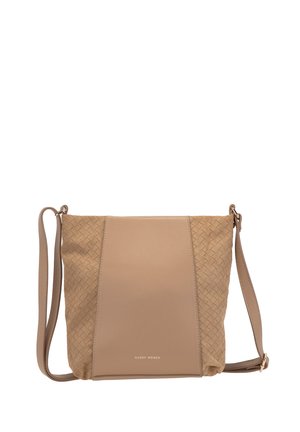 Beige crossover taske med vævet tekstur på den ene side, glat materiale på den anden side, justerbar rem og diskret branding i bunden.