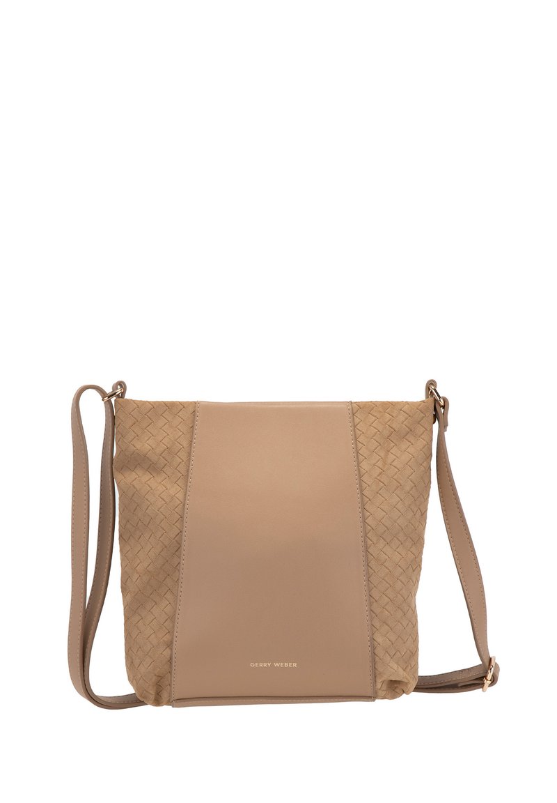 Beige axelremsväska med vävd textur på ena sidan, slät material på den andra, justerbar rem och diskret varumärke längst ner.