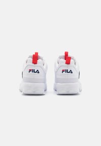 Chaussures de sport blanches avec une tige en maille rembourrée, des languettes rouges et des accents noirs. Présentent une semelle rembourrée et un profil de semelle texturé pour une meilleure adhérence.