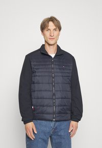 Tommy Hilfiger MIX MEDIA STAND COLLAR JACKET - Overgangsjakke - desert sky