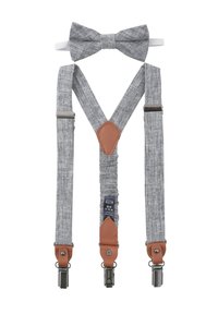 Graue Stoffträger mit braunen Lederdetails, verstellbaren Riemen und silbernen Clips; kombiniert mit einer passenden Fliege.