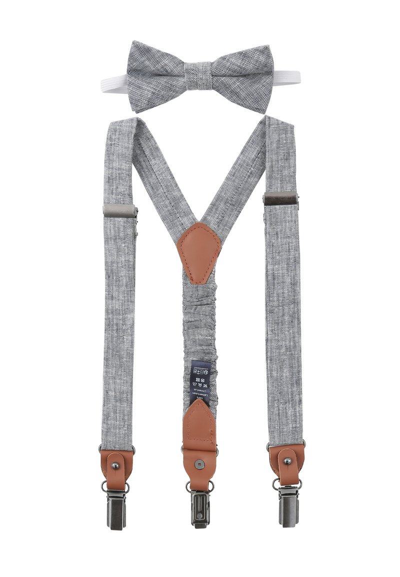 Graue Stoffträger mit braunen Lederdetails, verstellbaren Riemen und silbernen Clips; kombiniert mit einer passenden Fliege.