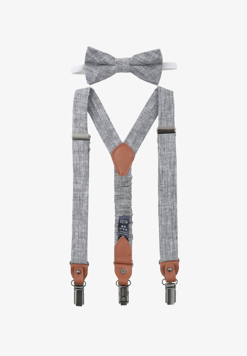 Graue Stoffträger mit braunen Lederdetails, verstellbaren Riemen und silbernen Clips; kombiniert mit einer passenden Fliege.