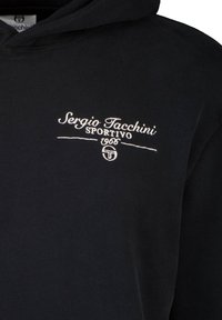 Felpa nera in misto cotone, con logo ricamato bianco e testo "Sergio Tacchini SPORTIVO 1966" sul davanti.