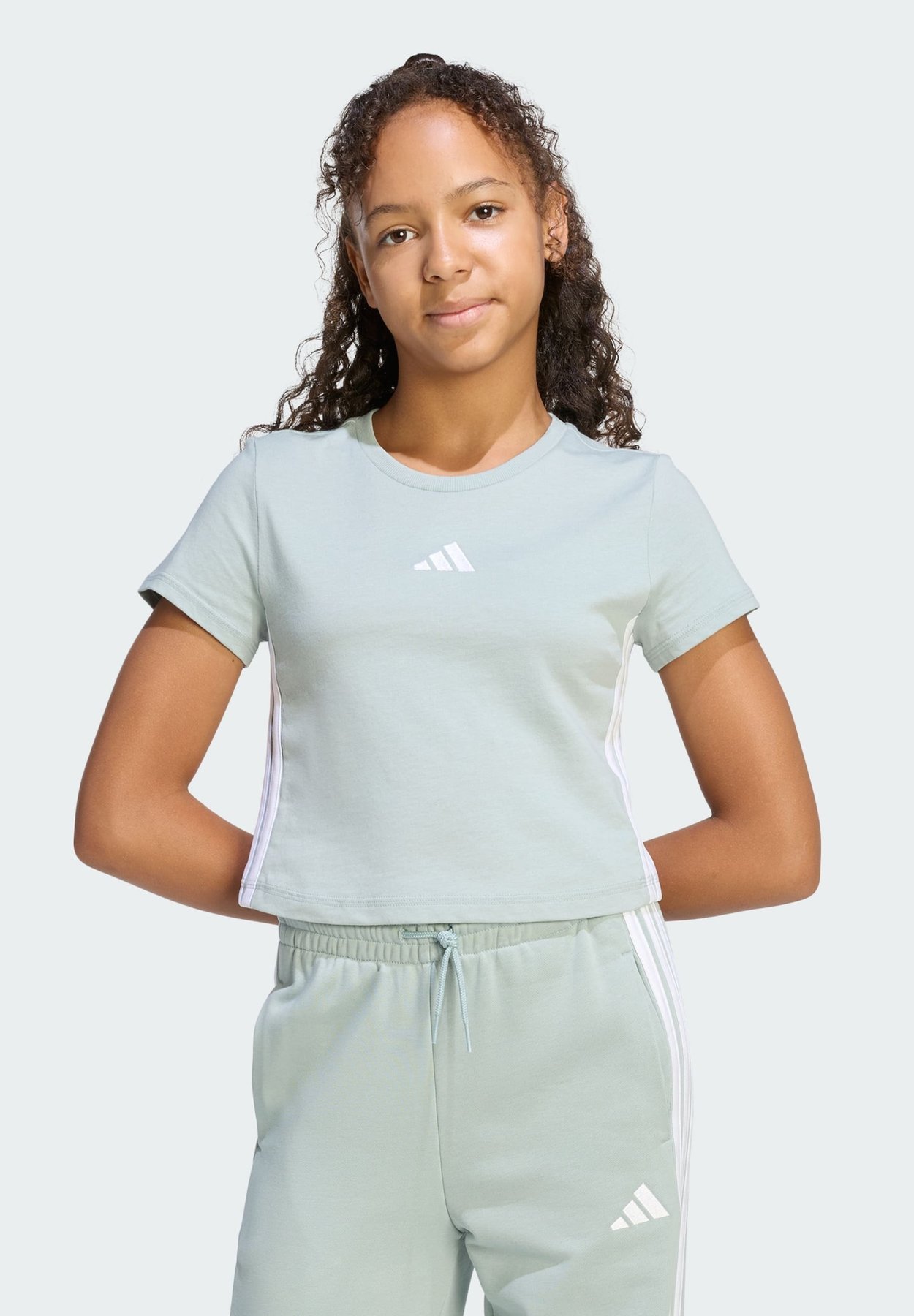 adidas ESSENTIALS - Camiseta estampada - sage/white