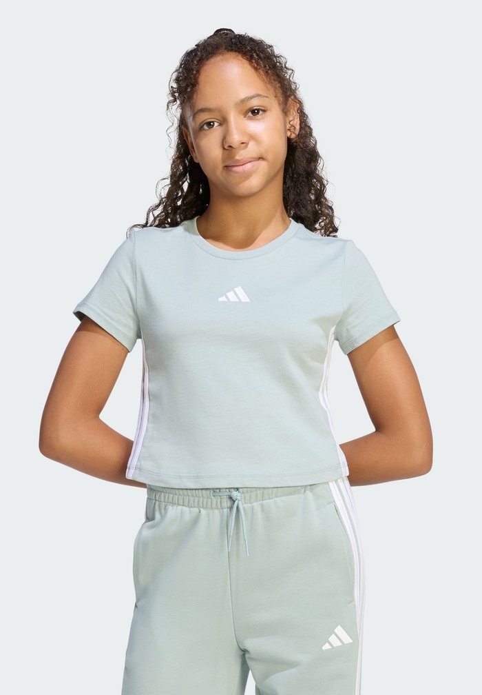 adidas ESSENTIALS - Camiseta estampada - sage/white