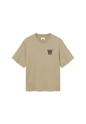 Beige bomulds t-shirt med korte ærmer og rund halsudskæring. Har et mørkebrunt logo trykt på venstre bryst. Simpelt design og tekstur.