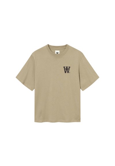 T-shirt en coton beige à manches courtes et col rond. Doté d'un logo brun foncé imprimé sur la poitrine gauche. Design et texture simples.