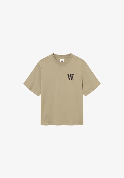 T-shirt en coton beige à manches courtes et col rond. Doté d'un logo brun foncé imprimé sur la poitrine gauche. Design et texture simples.