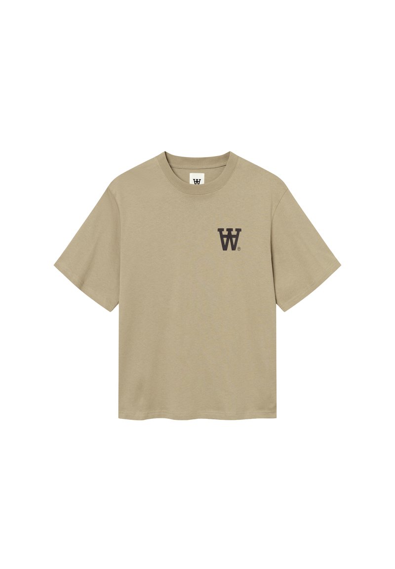 Camiseta de algodón beige con mangas cortas y escote redondeado. Presenta un logo marrón oscuro impreso en el lado izquierdo del pecho. Diseño y textura sencillos.