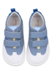 Zapatillas infantiles azules y blancas con tiras de Velcro, parte superior texturizada y suelas lisas. Presentan un diseño redondeado y un collar acolchado.
