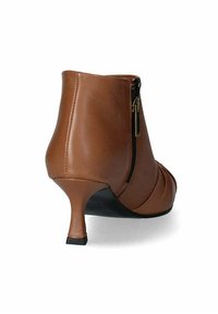 Stivaletto in pelle marrone con chiusura a zip, tacco affusolato e design plissettato lungo il lato. Texture liscia con suola nera.