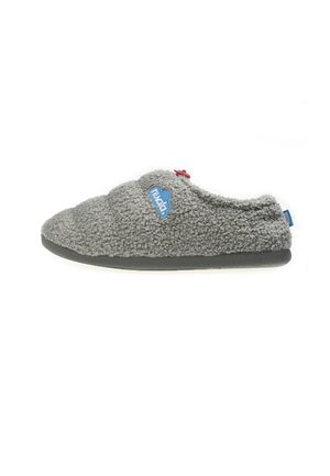 Zapatilla gris de felpa con una textura suave, forma redondeada, acento de logo azul y suela negra contrastante; diseñada para comodidad y calidez.