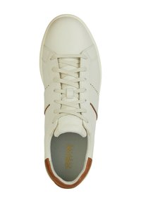 Sneaker in pelle bianca con dettagli beige, caratterizzato da un design classico con lacci, superficie testurizzata e una soletta imbottita con logo del marchio.