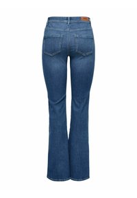 Jeans acampanados de color azul oscuro con una cintura de altura media, que cuentan con dos bolsillos traseros, costuras en contraste y un parche de cuero marrón de la marca en la parte posterior.