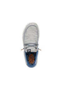 Scarpa slip-on grigia con tomaia in tessuto testurizzato, interno blu e dettagli arancioni. Presenta una suola maculata e un dettaglio di lacci per la regolabilità.