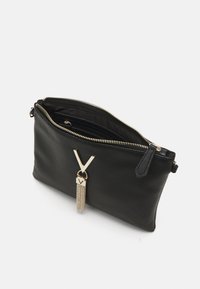 Borsa a pochette nera in pelle con superficie texturizzata, accessori in oro, pendente a forma di V e chiusura con zip. Interno foderato in tessuto nero.