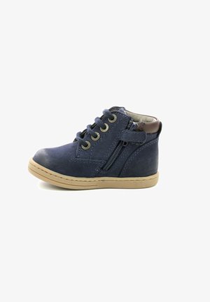 Stivali alla caviglia in pelle blu navy con superficie texture, punta rotonda, suola in gomma beige, occhielli in metallo e cerniera laterale per una facile indossabilità.