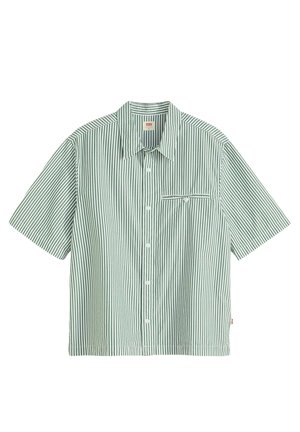 Chemise à manches courtes avec boutons, de couleur vert clair et rayures verticales blanches. Possède une poche à patch et un col classique. Fabriquée en tissu léger.