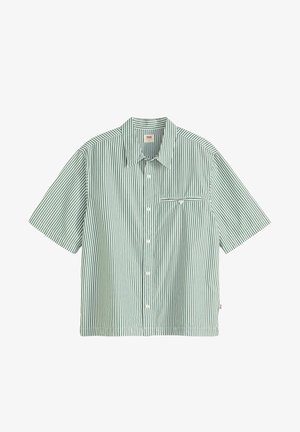 Lyhythihainen napillinen paita vaaleanvihreänä, valkoisilla pystysuorilla raidoilla. Varustettu rintataskulla ja klassisella kauluksella. Valmistettu kevyestä kankaasta.