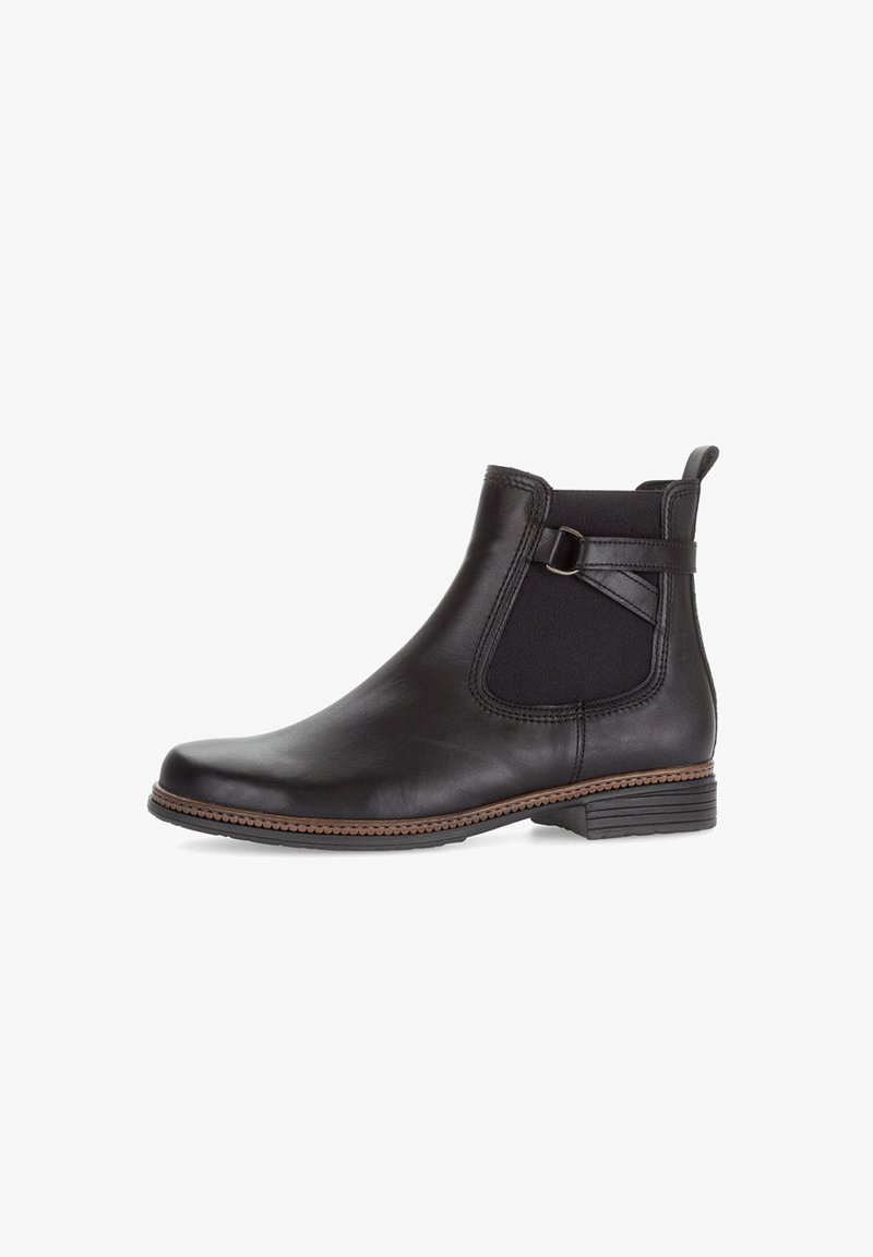 Botín de tobillo Chelsea negro de cuero con paneles laterales elásticos, una correa decorativa con anillo de metal y un tacón bajo apilado.