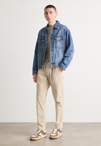 BOSS SHYNE - Chinos tipa bikses - light beige