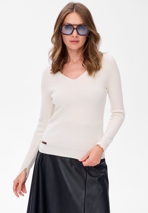 - Sweter