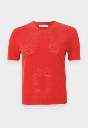 Rød kortærmet strikket t-shirt med perforeret design. Har en rund halsudskæring og en lige kant. Materialet virker let og åndbart.