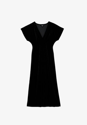 Zwarte fluwelen jurk met een diepe V-hals, korte mouwen en een vloeiende silhouet. Soepele textuur zonder zichtbare patronen of accessoires.