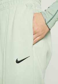 Nike Sportswear W NSW ESSNTL PANT FLC TREND - Calças de fato de treino - seafoam/black