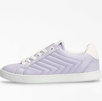 Sneaker lilla chiaro realizzato in pelle morbida, con accenti bianchi, profilo basso, design a chevron laterale e punta rotonda con suola testurizzata.