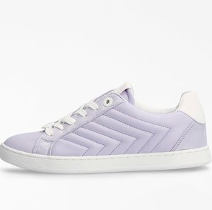 Sneaker lilla chiaro realizzato in pelle morbida, con accenti bianchi, profilo basso, design a chevron laterale e punta rotonda con suola testurizzata.