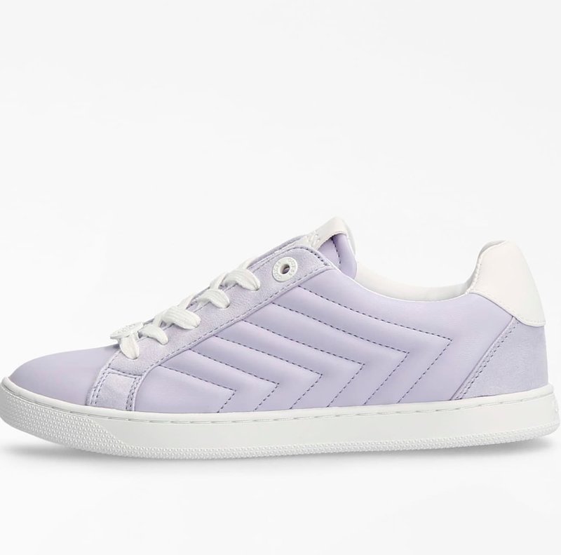 Sneaker lilla chiaro realizzato in pelle morbida, con accenti bianchi, profilo basso, design a chevron laterale e punta rotonda con suola testurizzata.