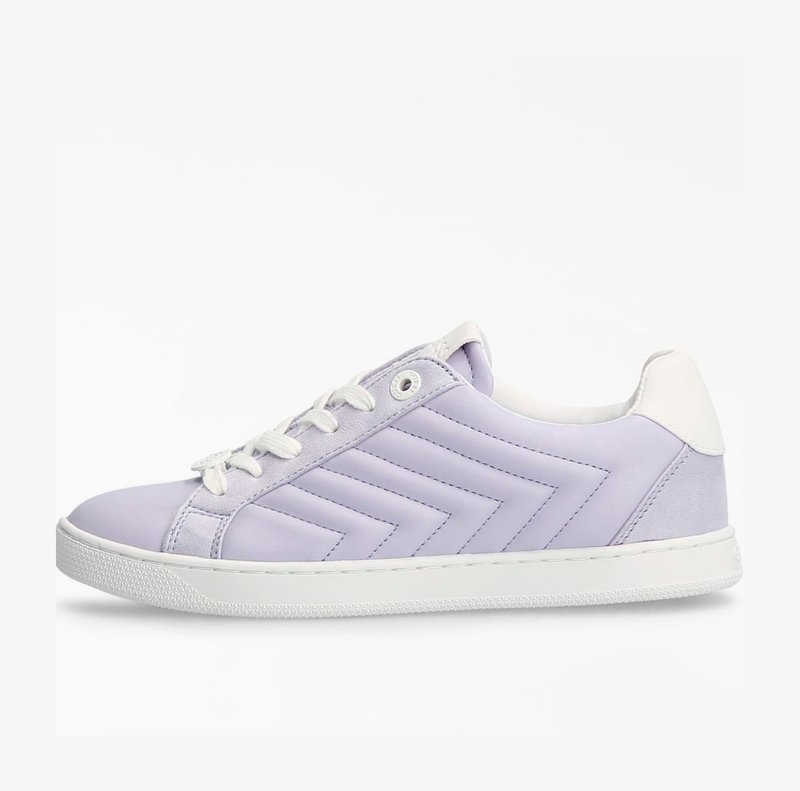 Sneaker lilla chiaro realizzato in pelle morbida, con accenti bianchi, profilo basso, design a chevron laterale e punta rotonda con suola testurizzata.