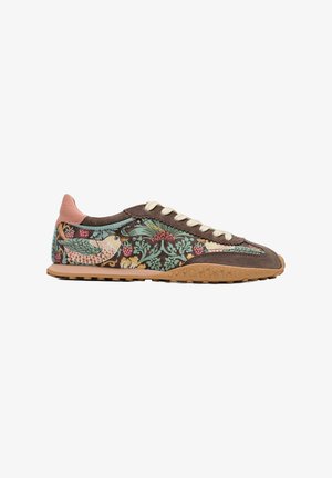Sneaker in camoscio marrone con stampa floreale sui tessuti, con accenti turchesi e rosa, lacci beige e suola in gomma color terra battuta texturizzata.