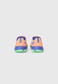 Orangefarbene Sportschuhe mit blauen und grünen Akzenten, strukturierter Gummisohle und gepolstertem Schaft. Mit auffälligem "Pridez"-Branding an der Ferse.