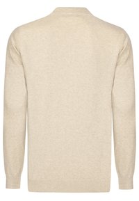 Beige Pullover mit langen Ärmeln, gerippten Bündchen und Saum, weicher Textur, einem runden Halsausschnitt und glattem Strickmuster auf der Rückseite.
