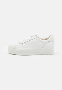 Weiße Ledersneaker mit flacher Gummisohle, kontrastierenden Nähten, abgerundetem Zehenbereich und drei dekorativen seitlichen Streifen.