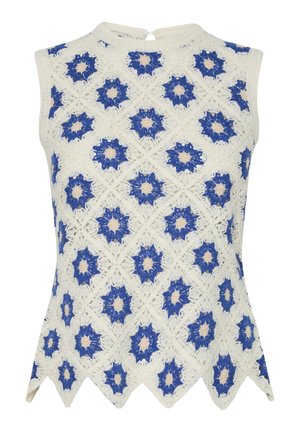 Αμάνικη λευκή πλεκτή μπλούζα με μπλε και μπεζ σχέδια λουλουδιών και κυματιστό τελείωμα, με μικρό κουμπί στο πίσω μέρος.