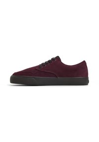 Bordeauxfarbene Wildledersneaker im Low-Profile-Design, mit schwarzen Schnürsenkeln und Gummisohle. Minimalistisches Design ohne sichtbare Muster oder Akzente.