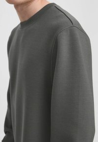Dunkelgrauer Sweatshirt mit Rundhalsausschnitt, gerippten Bündchen und glatter Textur, flachen Nähten und lässigem Schnitt.