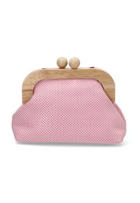 Clutch de tejido trenzado rosa con un marco de madera y dos pomos redondos en la parte superior. La textura suave y la forma redondeada crean un diseño compacto.