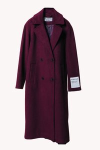 Casaco de lã bordeaux de dupla face com gola notched, dois bolsos laterais e um rótulo branco na manga, apresentando uma textura suave.