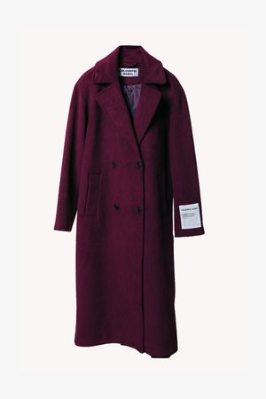 Burgunderfarget, dobbeltbrystet ullkåpe med omsettskrage, to sidelommer og et hvitt merke på mansjetten, med en jevn tekstur.