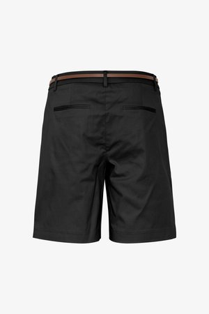 Sorte knælange skræddersyede shorts med to baglommer og et brunt bælte trådt gennem bæltestropper.