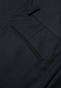 Marine stof close-up met een textuur. Beschikt over een zijzak en een slank ontwerp met strakke lijnen en minimale hardware.