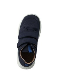 Sneaker blu navy con due cinturini regolabili in Velcro, parte superiore testurizzata, design perforato e suola in gomma bianca.